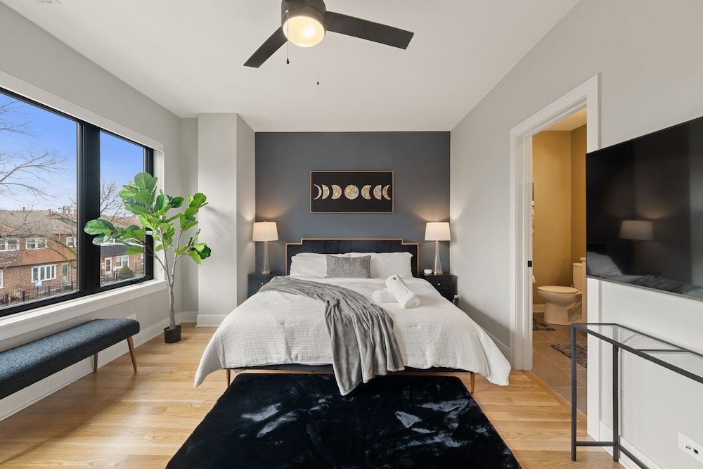 3 Bed 2 Bath Chicago Retreat w Balcony Parking