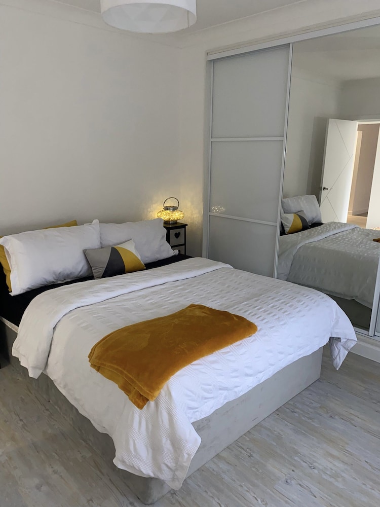 COP 26immaculate Newly Refurbished2 bed in Glasgow view 4