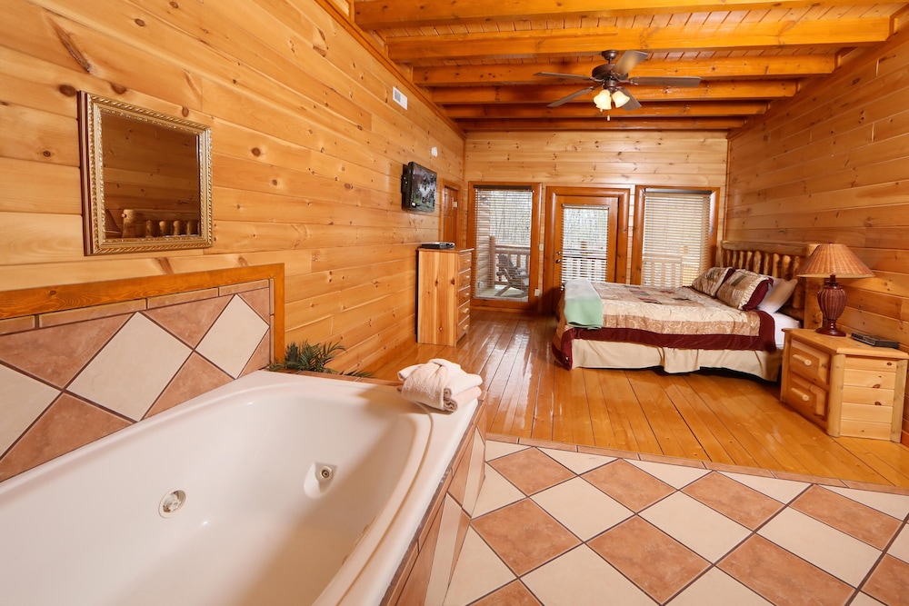 Smoky Mountain Cinema - Six Bedroom Cabin view 4