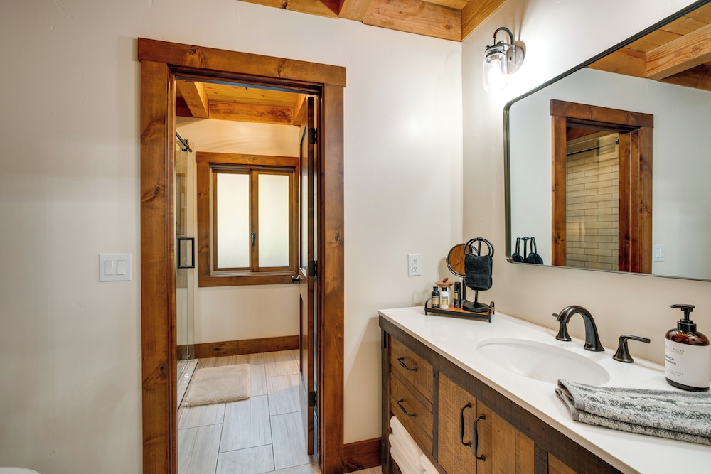 Bear Lodge Waterfront Cabin w/ Level 2 EV Charger