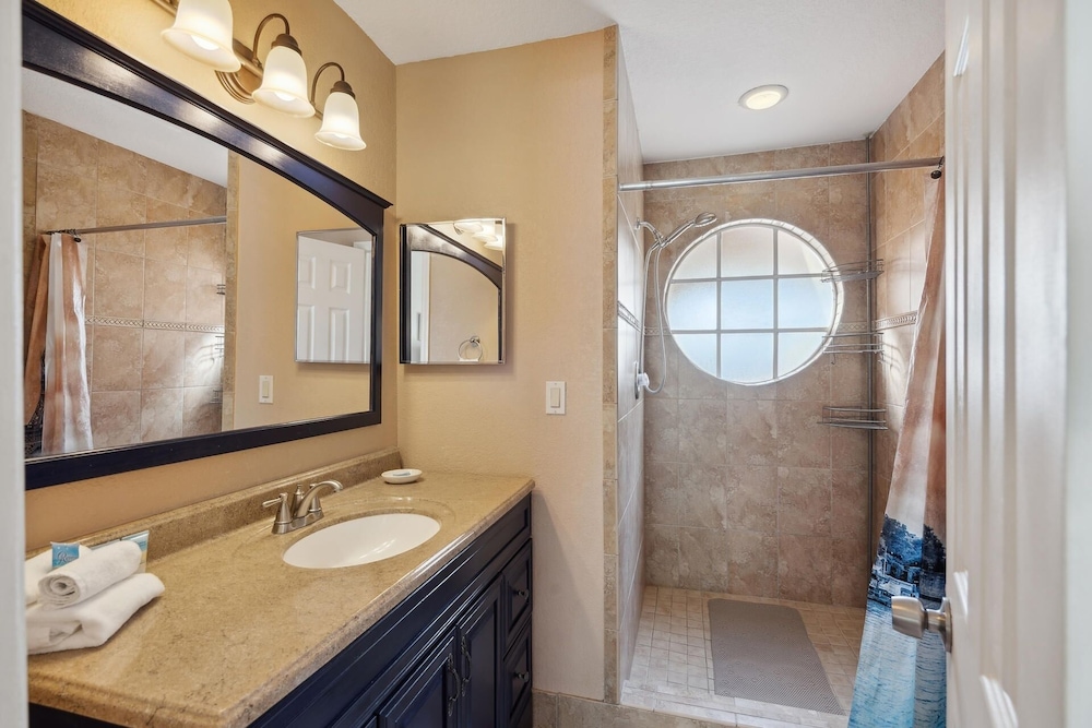 Sweetwater Club 3 Bedroom Condo 7 miles to Disney 3 Condo