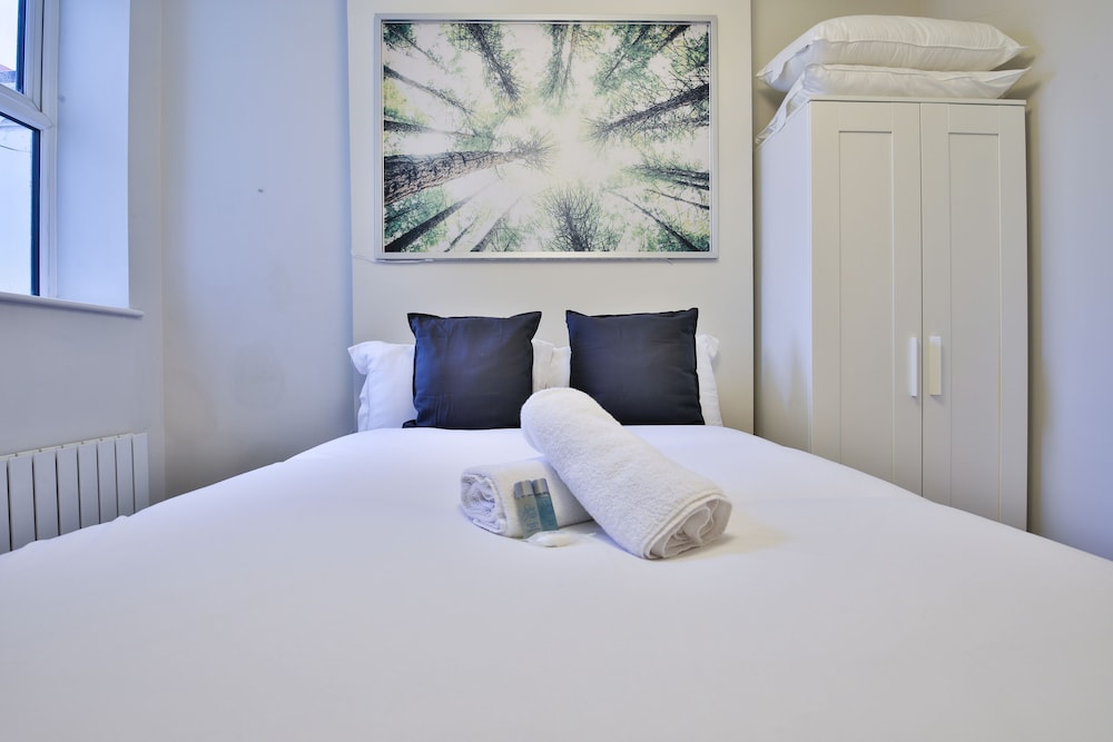 1-Bed City Nest in Cardiff view 4