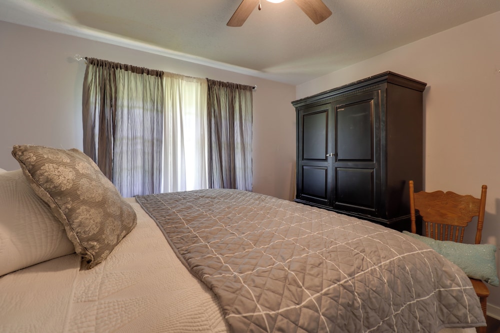 5 Mi to Bellhaven: Spacious Getaway in Jackson