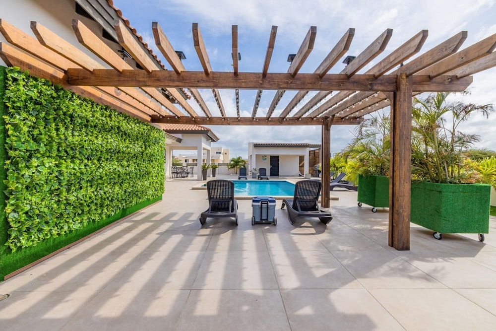 NEW 6BR Villa w Pool Across Street Palmbeach