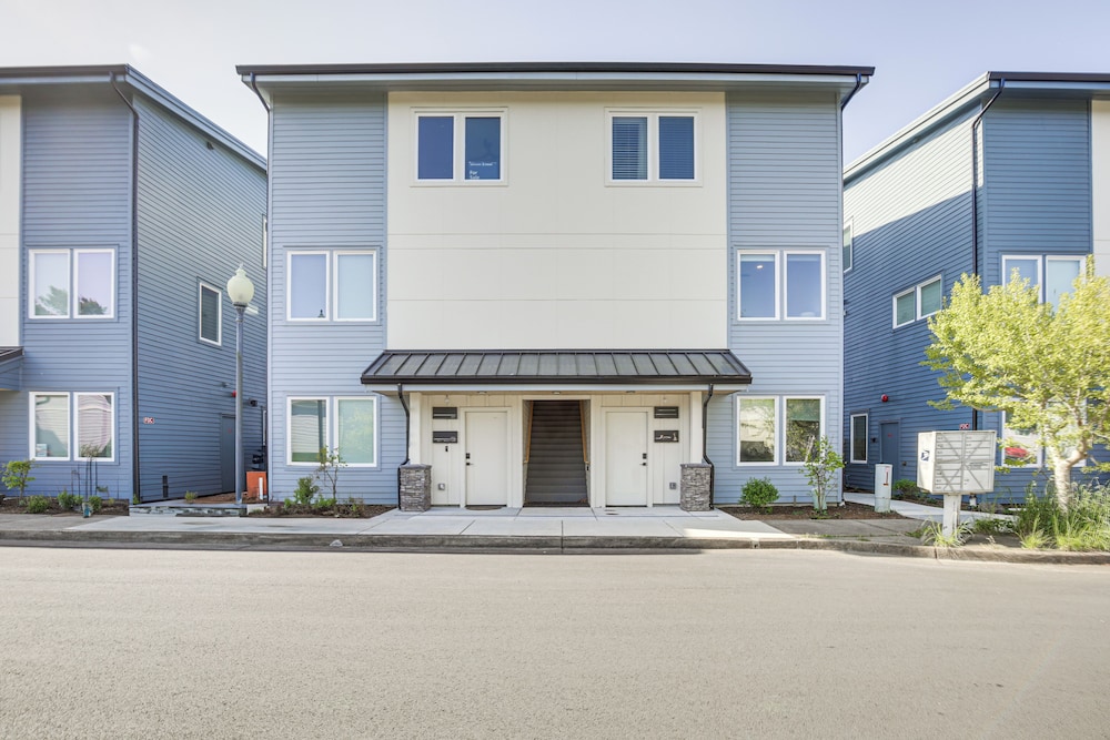 Walk to Beaches: Modern Townhome in Lincoln City!