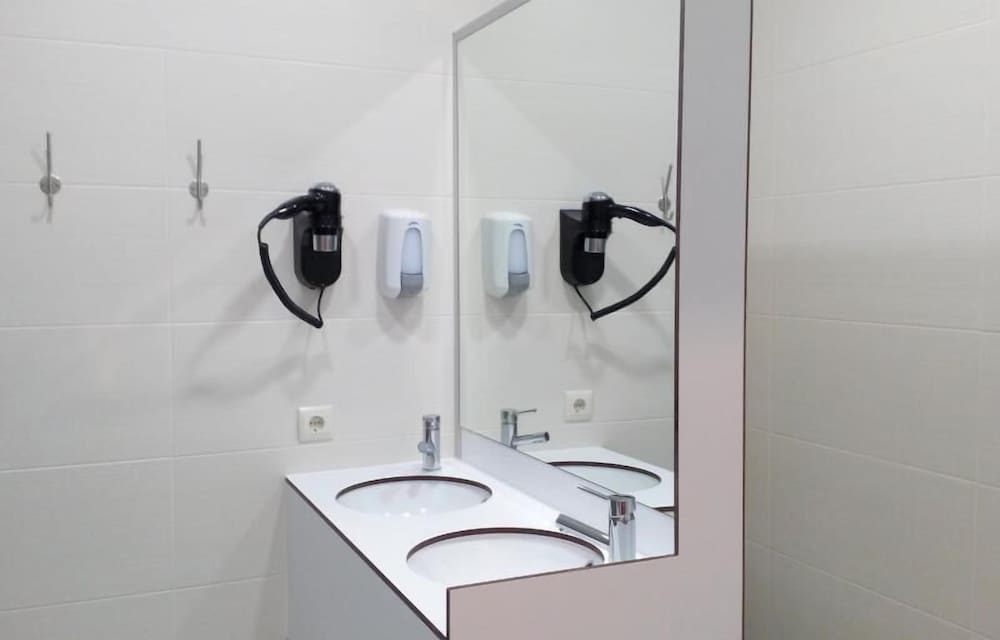 Welcome In - Suites & Hostel