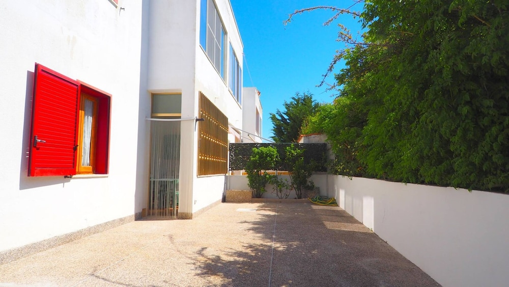 Mimosa - House 5 Places 2 Bedrooms on the Beach