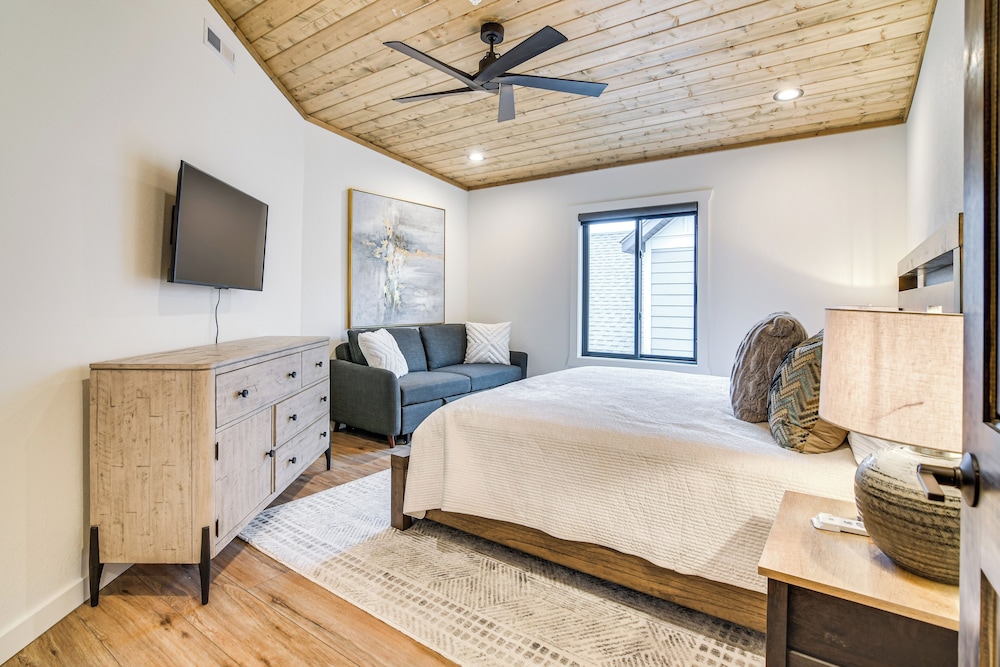 Fireplace + Lake Access: Waterfront Branson Escape