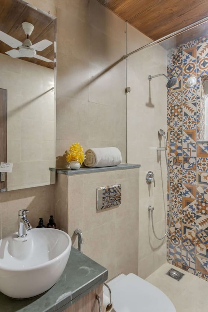 1bhk w Balcony and Pool - 5 Mins to Candolim Beach