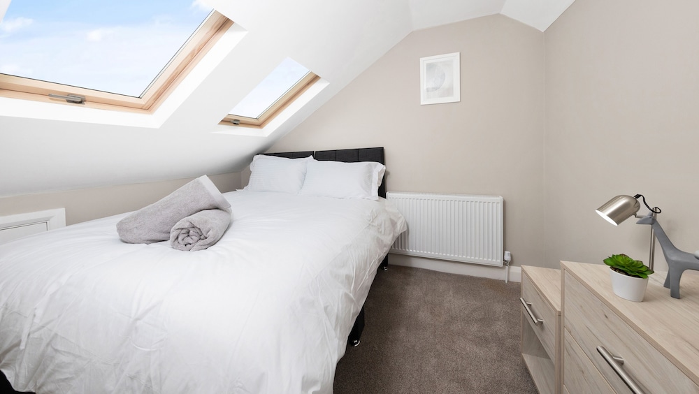 2 Bedroom Apartment near Town Center view 2