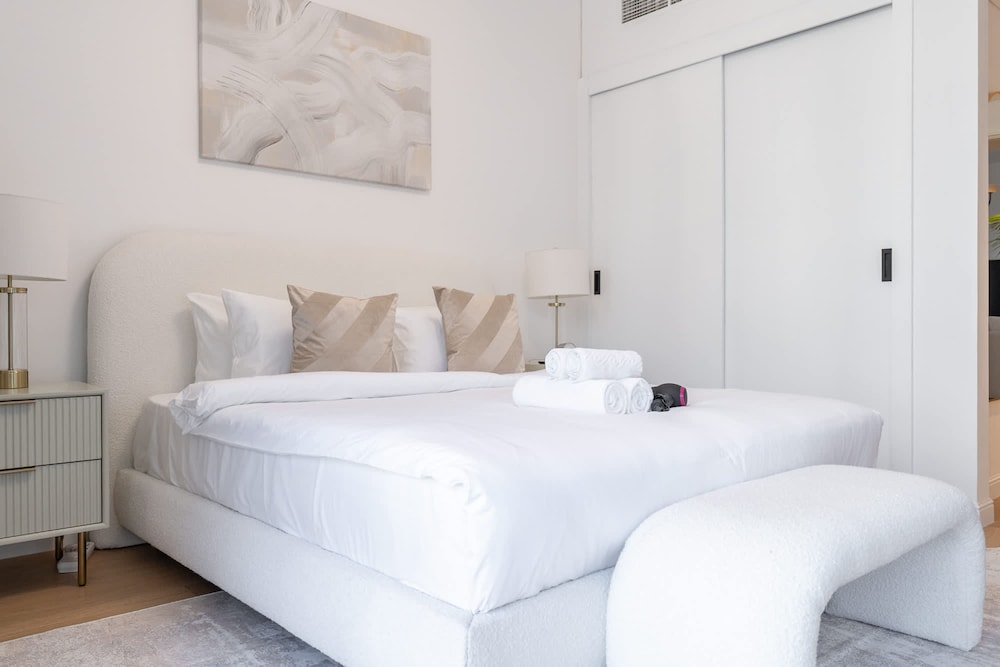 Bright and Airy 1-bedroom Apartment Perfect for 4 in Dubai Marina