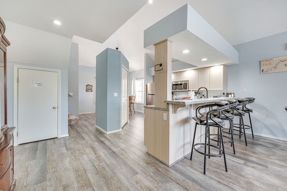 Updated Branson Condo w/ Lake Taneycomo Views!