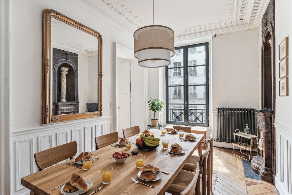 4BR Stylish Stay in the Heart of Marais