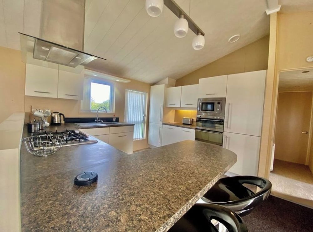 Impeccable 3-bed Lodge in Hull view 3
