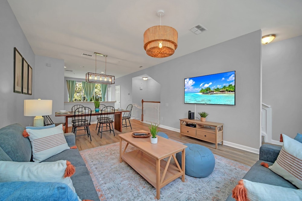 Spacious and Modern Townhome! Close to Attractions and Conventions Center! 3vc5014-10