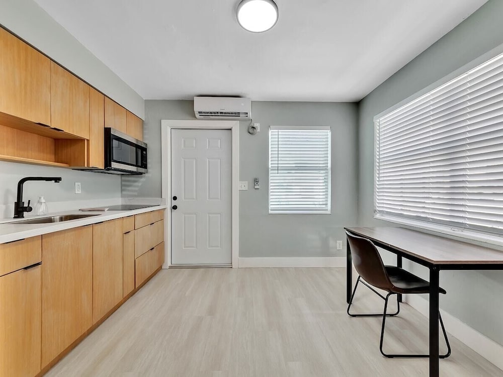 Beachside 1BR Apt Walk to Hollywood & Dania Beach