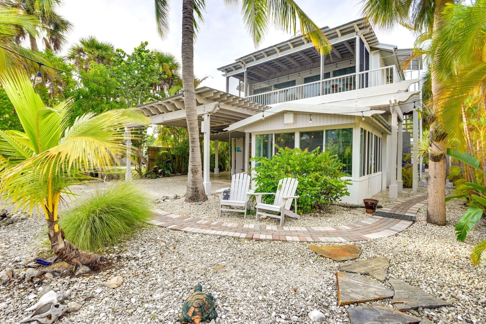 Siesta Key Oasis w/ Outdoor Pool + Screened Lanai!