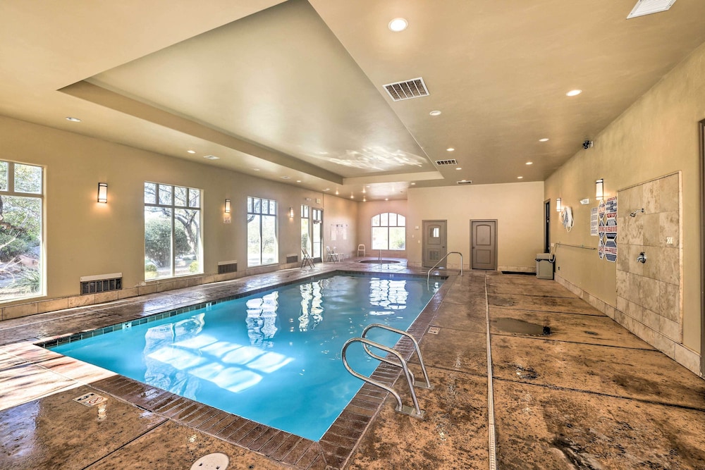 25 Mi to Zion: Rock 'n' Roll Condo w/ Mtn View!