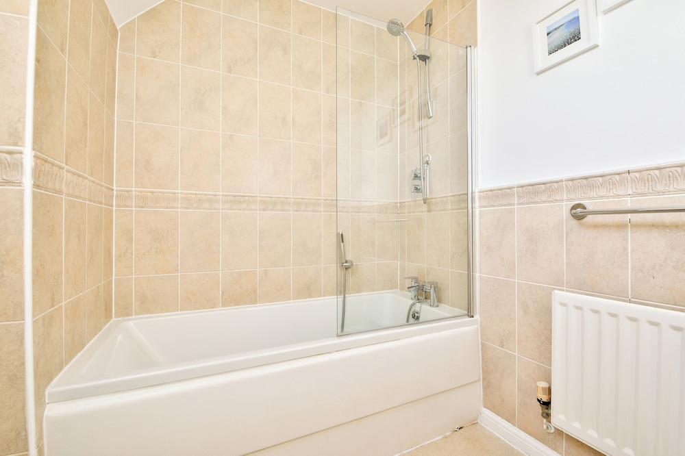 2 Bed House Near Beach with Free Parking