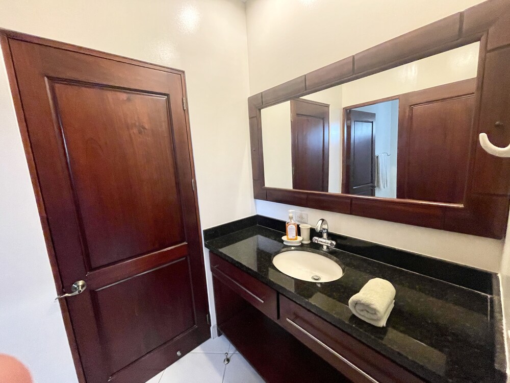 La Torre: Poolside Condo with Scenic Views