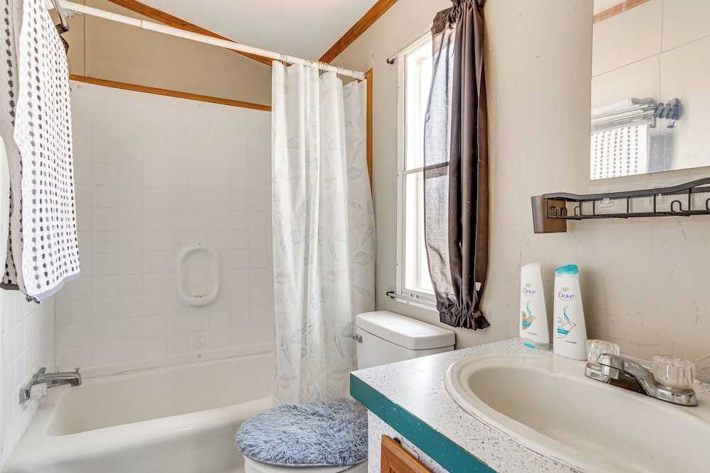13 Mi to Okc: Edmond Home w/ Pool Access!