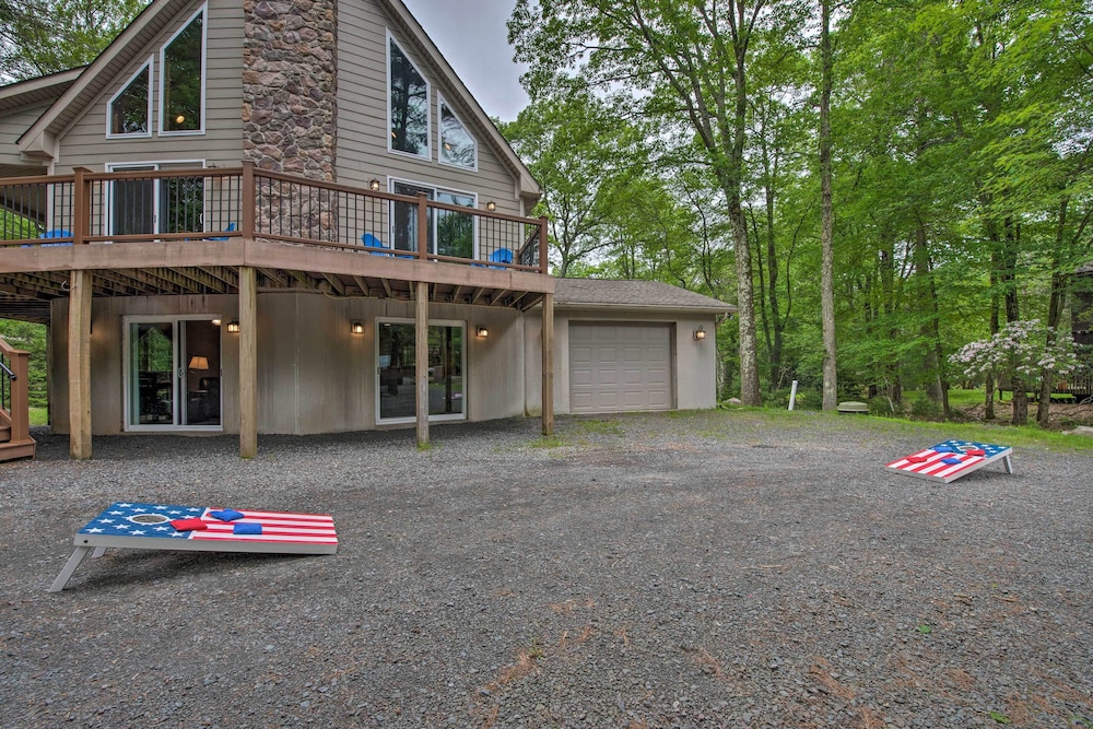 2 Mi to Lake Harmony: Gem w/ Game Room & Deck view 3