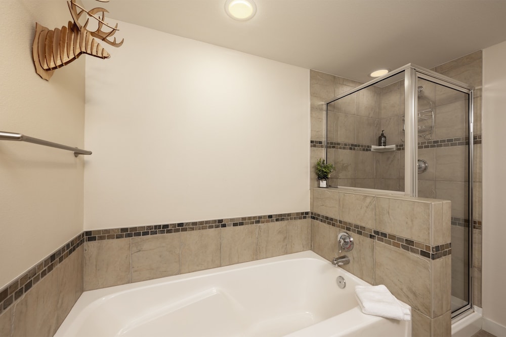 Founders Pointe 1 bedroom Condo by RedAwning