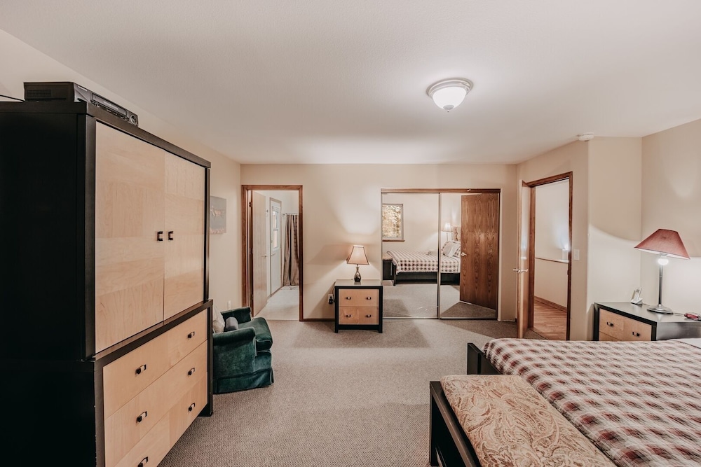 29sl - Hot Tub - Sauna - Bbq - Shuffle Board - Sleeps 11 3 Bedroom Home by Redawning view 3