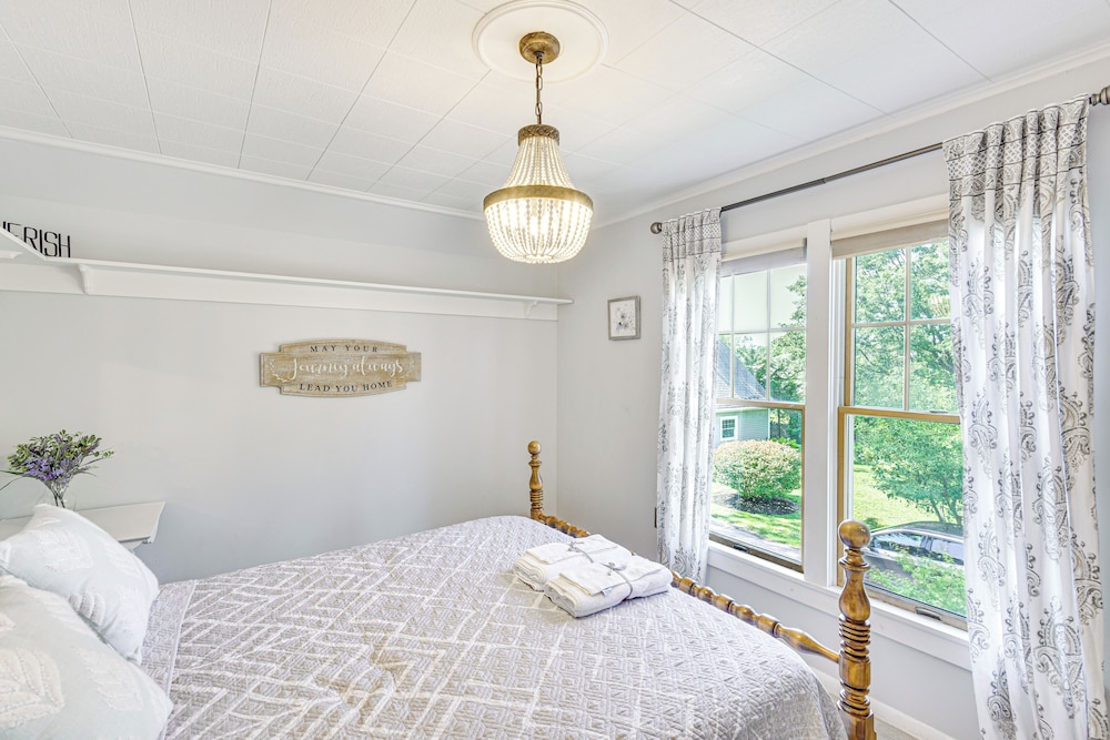 Bright South Haven Cottage ~ 2 Mi to Beach! view 3
