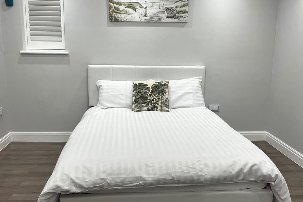 House - Sleeps 16, Parking, Pets Allowed & Jacuzzi