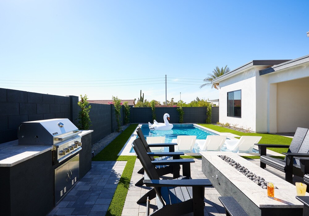 Luxe - Solstice Retreat - Heated Pools - 2 Homes
