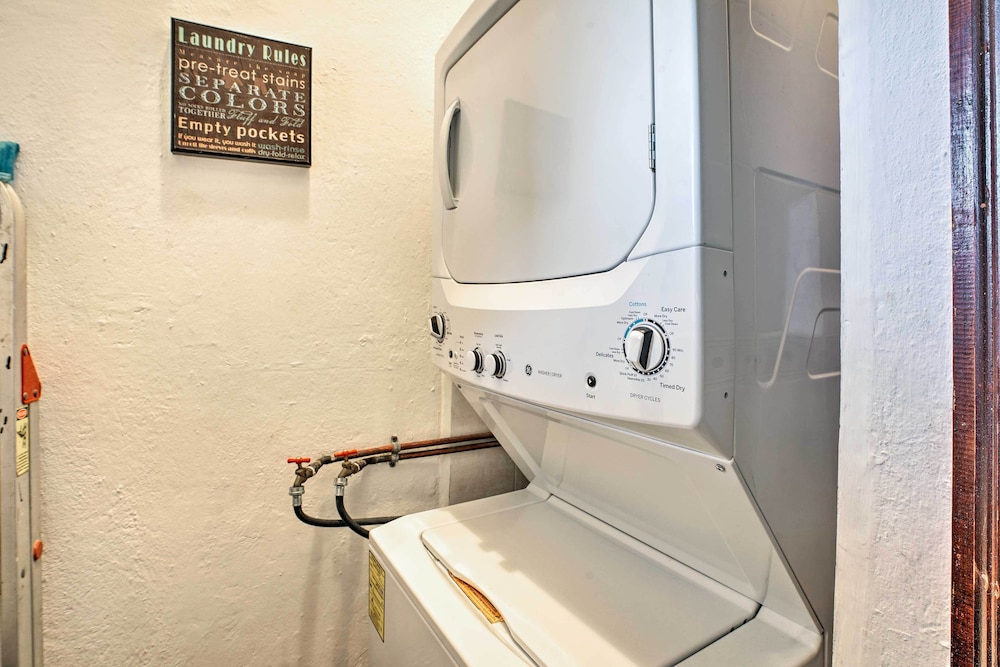 Updated Oceanside Townhome w/ Pool: Walk to Beach!