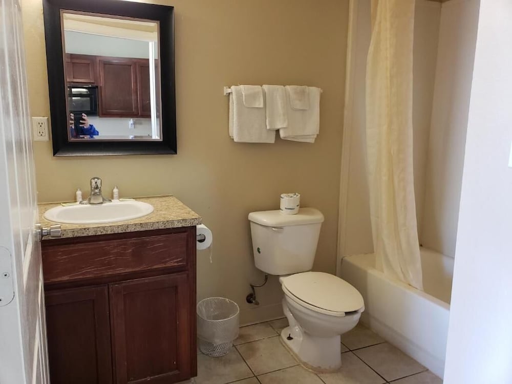 Crossroads Inn & Suites