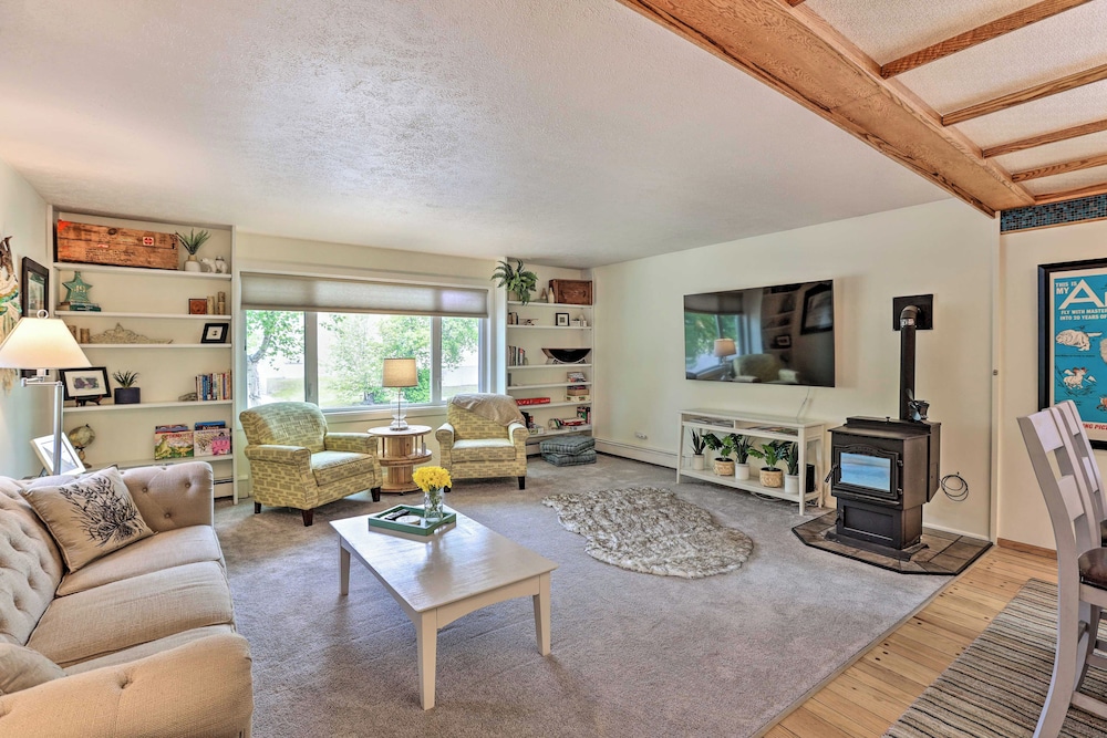 Vibrant 3BR Near Downtown w/ Fireplaces