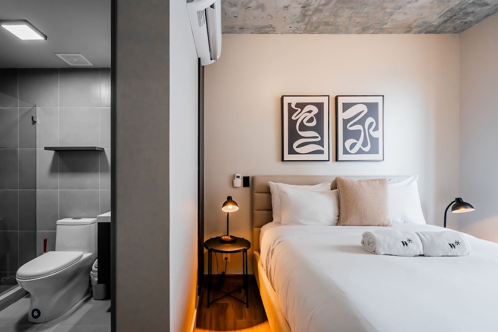 w Stunning 2BR w Great Deco in Centriqo