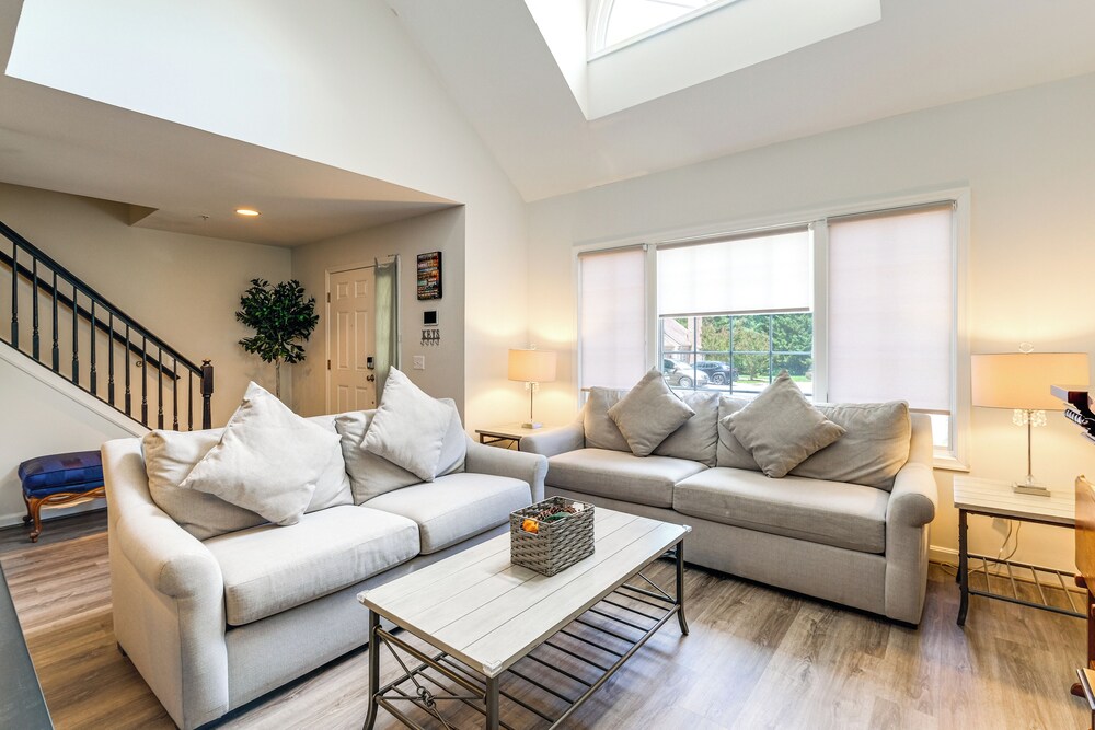 8 Mi to Dtwn Silver Spring: Convenient Condo