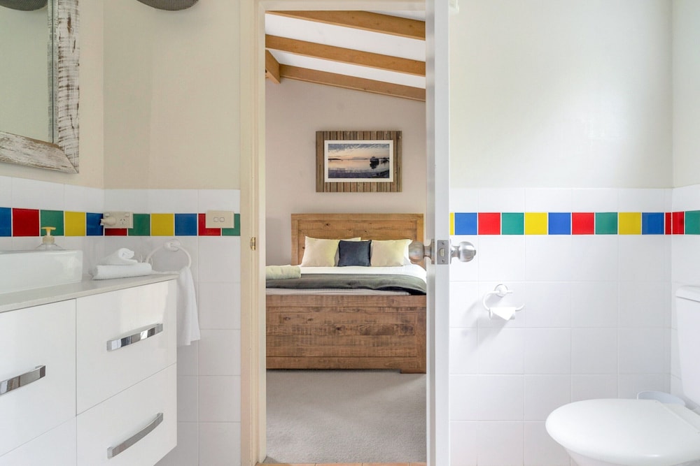 Secluded 3-bed Retreat Moments to the Beach