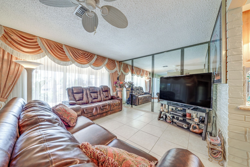 4 Mi to Hard Rock Stadium: Miramar Home w/ Bbq!