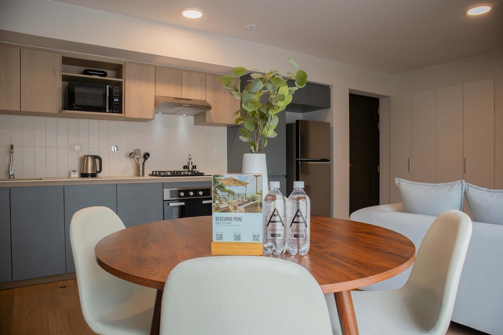 w Inviting 2BR w Balcony in Lively Miraflores