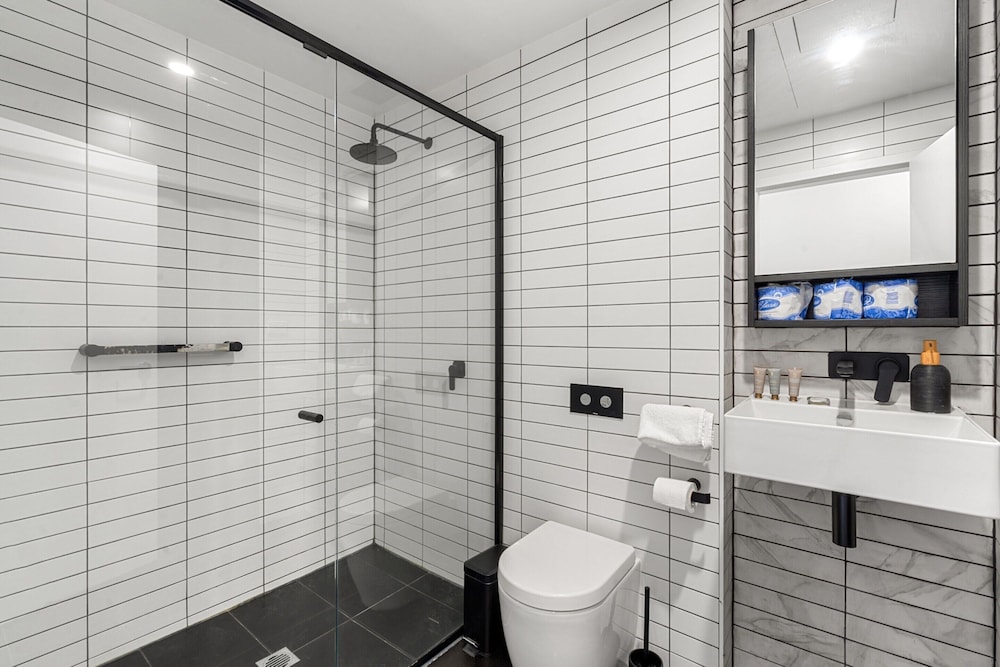 Bright Kingston Stay With Balcony Access