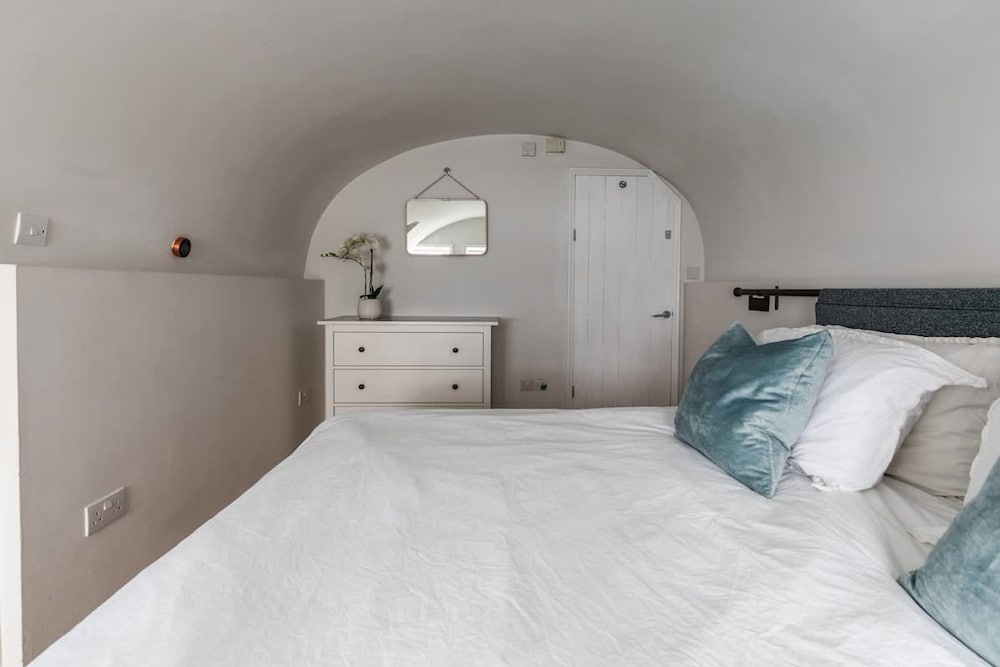 Elegant Georgian Flat in Historic Bath With Garden