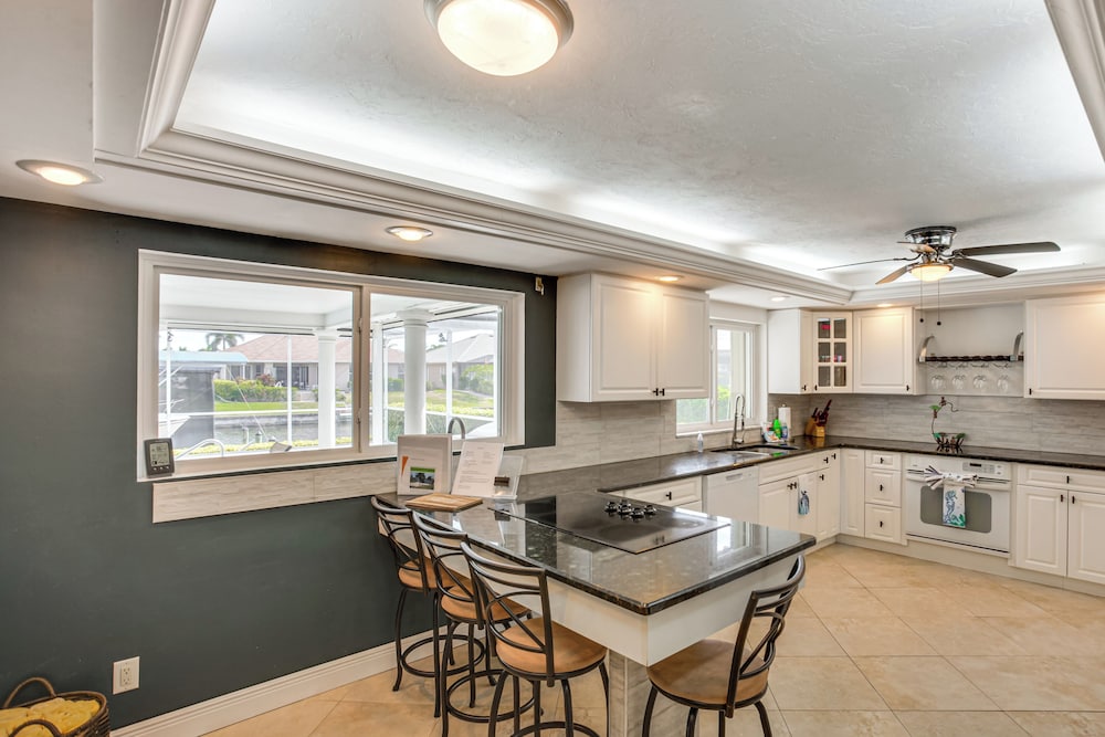 Dock & Outdoor Kitchen: Waterfront Cape Coral Home