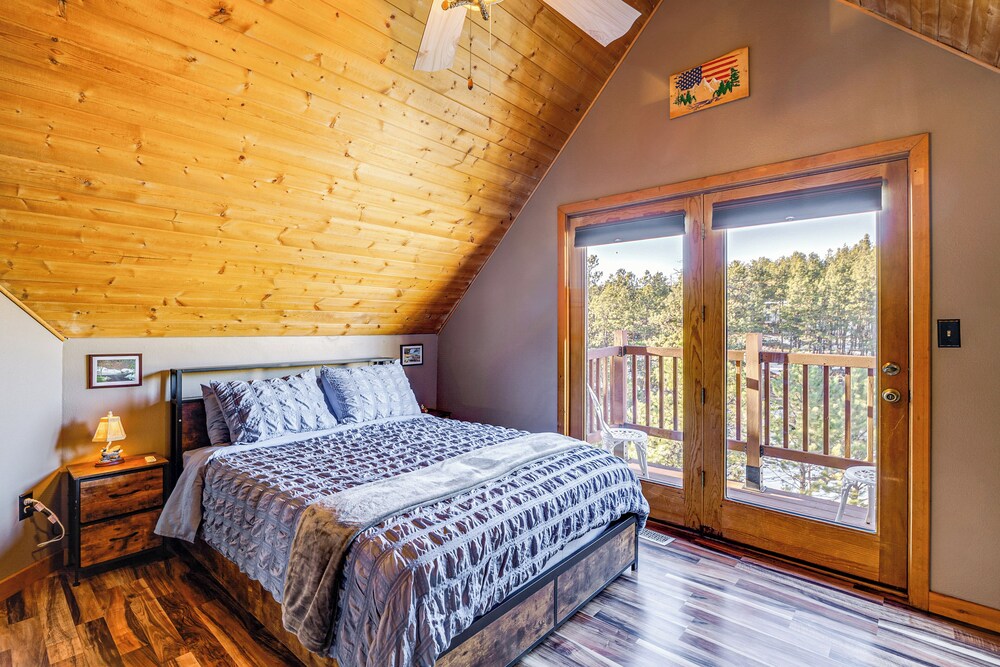 4 Mi to Fossil Beds: Private Log Cabin on 3 Acres