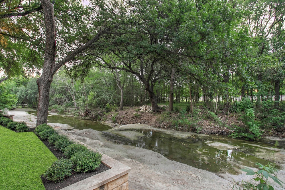 ATX South Lamar Creekside with Hot tub