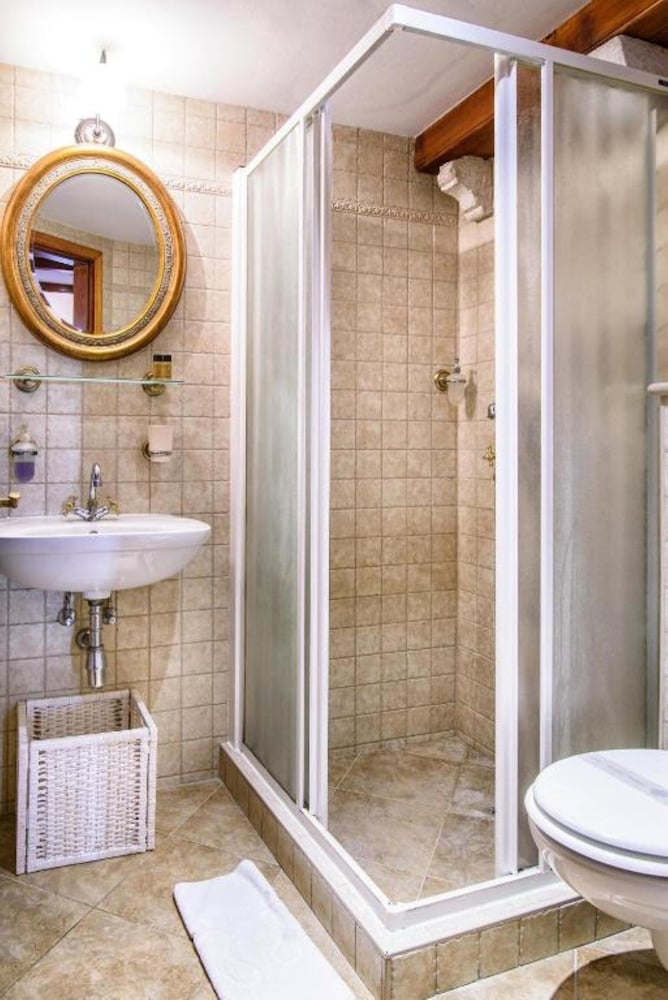 Amoret Apartments