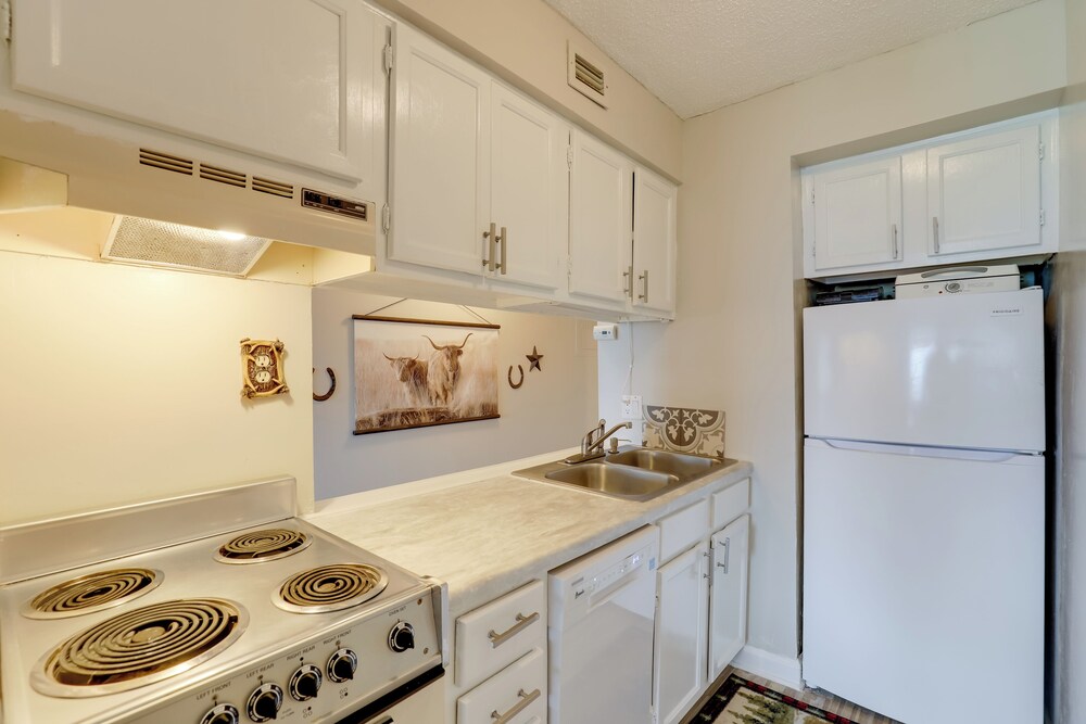 Smokies Condo 3 Mi to Nat'l Park + Hot Tub Access