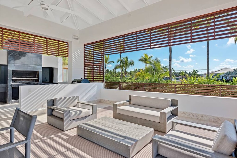 Modern Oasis Stunning Views of Golf Course River