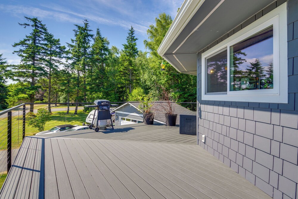 Spacious Deck w/ Ocean View: Puget Sound Gem!