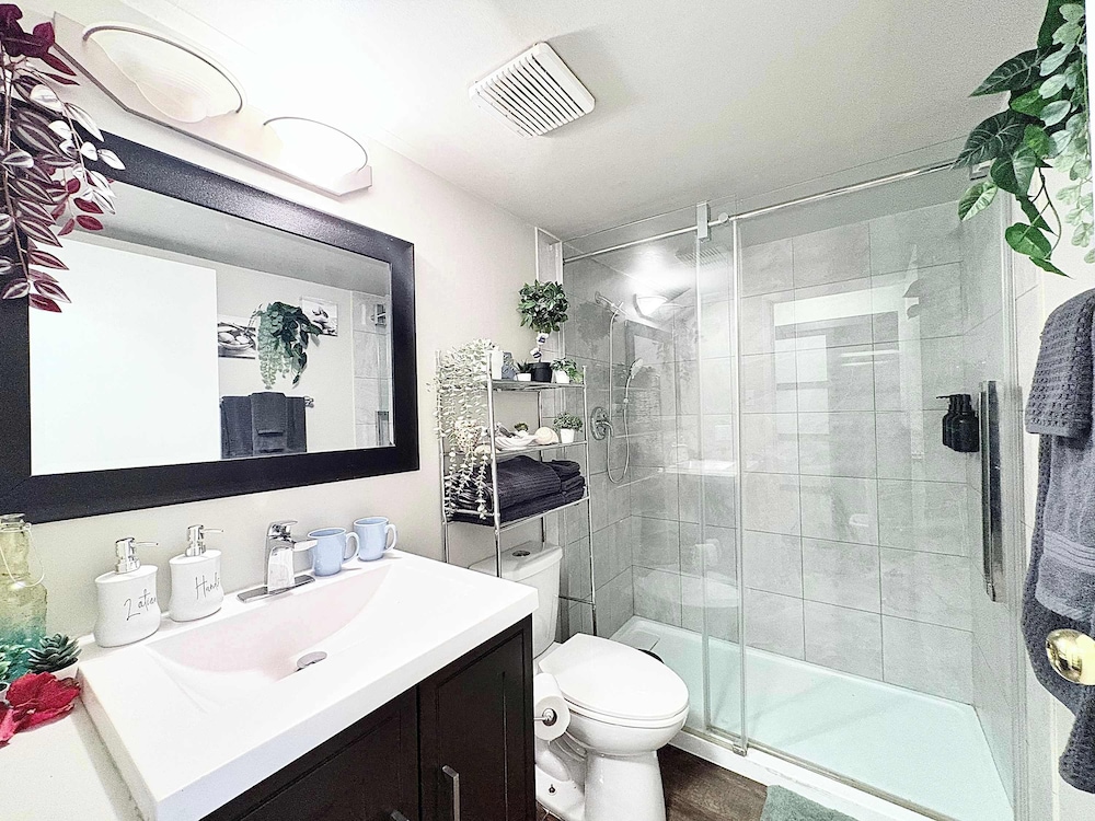 Stylish Downtown Condo near Rogers Place | Parking, Gym, Balcony & Kitchen