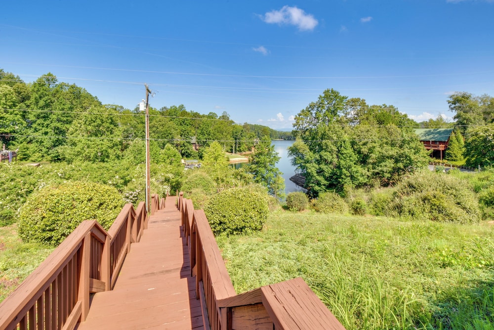 Scenic Outdoor Space: Lake Keowee Retreat!